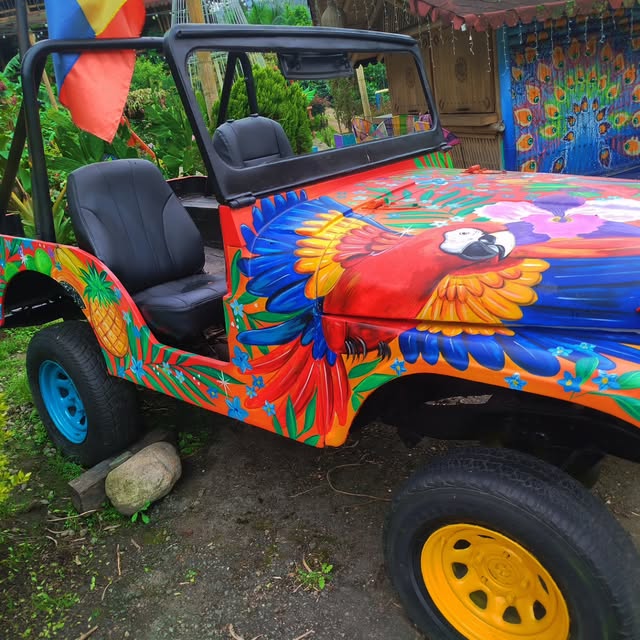 Jeep pintado a mano con flores y motivos de colores