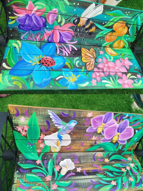 Escaleras pintadas con flores, abejas y colibríes