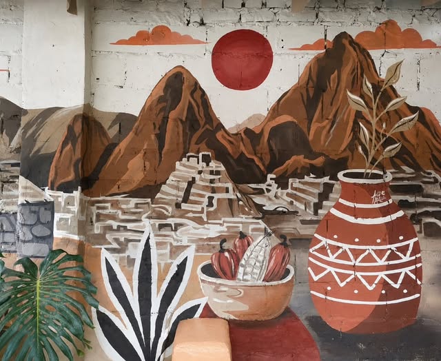 Mural en tonos tierra de montañas, un sol y una vasija de barro con mazorcas